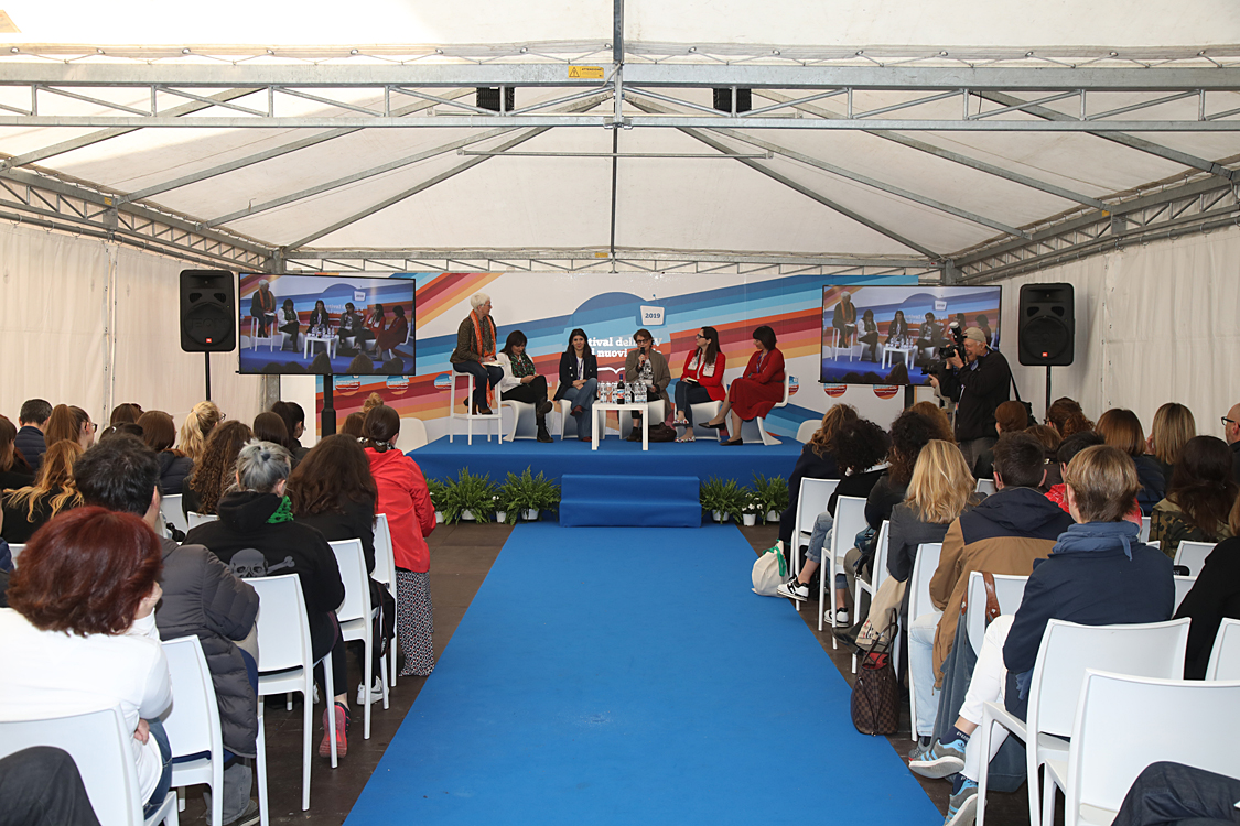 Festival della TV e dei Nuovi Media 2019_109.jpg - Il Ruolo della donna nel mondo dei media: contenuti, rappresentanza e stereotipi La responsabilizzazione dei produttori televisivi, degli editori e, più in generale, di chi lavora nell’industria dei media  deve concorrere ad affrontare i problemi degli stereotipi al femminile per una rinascita  sociale della donna grazie alla grande potenza comunicativa dei media.In collaborazione con Women in Film, Tv & Media Italia Giulia Blasi, Mussi Bollini, Daniela Collu, Astrid De Berardinis, Simona Ercolani, Raffaella Masoero con Alessandra Comazzi